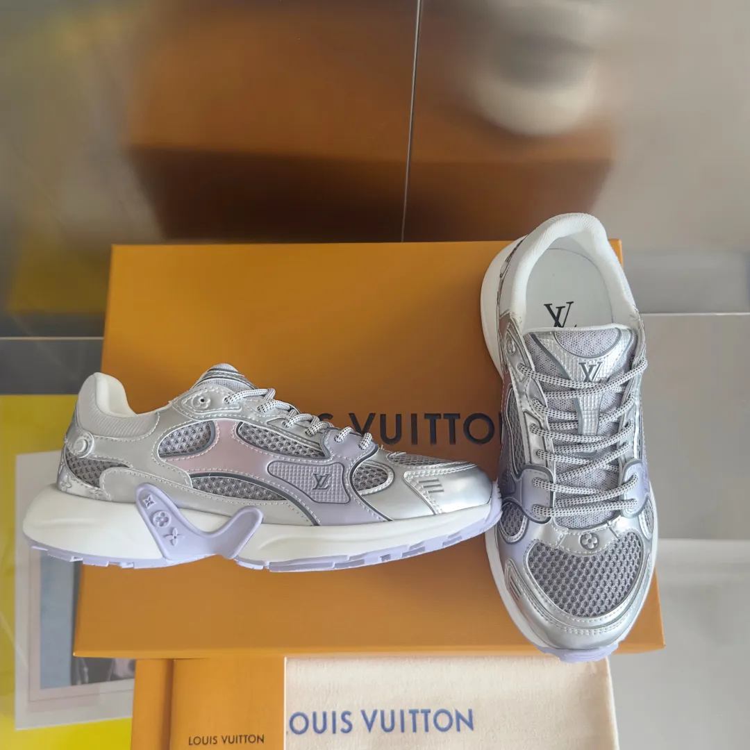Top version: Couple model 640💰 LV Louis Vuitton L House Donkey Brand Latest Olympia Series Couple Model Silver Horn King Casual Sports Shoes Running Shoes This LV Olympia sports shoe combines mesh fabric and metallic synthetic leather and other technical fabrics to reinterpret the classic running shoe design with a neat and simple design. Lightweight EVA outsole provides a stretchy fit. Rich details such as Monogram embossing and LV letters establish recognition. Exquisite packaging at the delivery counter🛍📦 ▪️Fabric: original imported technical fabric + mesh ▪️Inner lining: original customized breathable mesh ▪️Sole: original molded rubber foam material ▪️Sole thickness: 3.5CM ▪️Size: women's 35-40 / men's 39-44